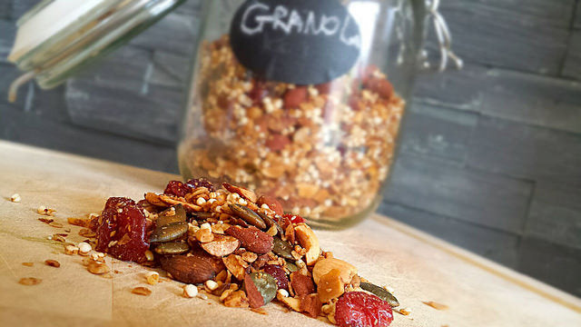 Knapperige zelfgemaakte granola met noten, zaden en een vleugje kaneel