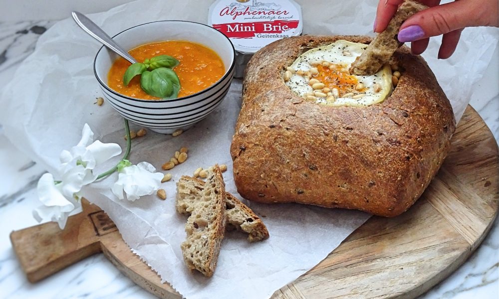 Smeltende geitenkaas in een knapperig brood met zoete abrikozencompote