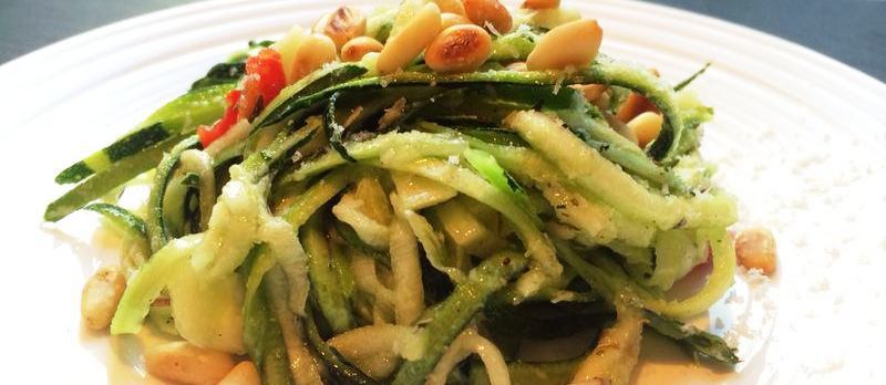 Frisse courgettesalade met citroen, knoflook en Parmezaan
