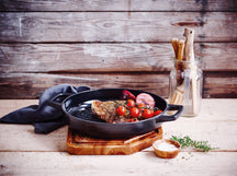 Alva Grillpan / Grillplaat Nori ø 28 cm + Gratis Leren Handvaten - geschikt voor alle warmtebronnen - geëmailleerde anti-aanbaklaag