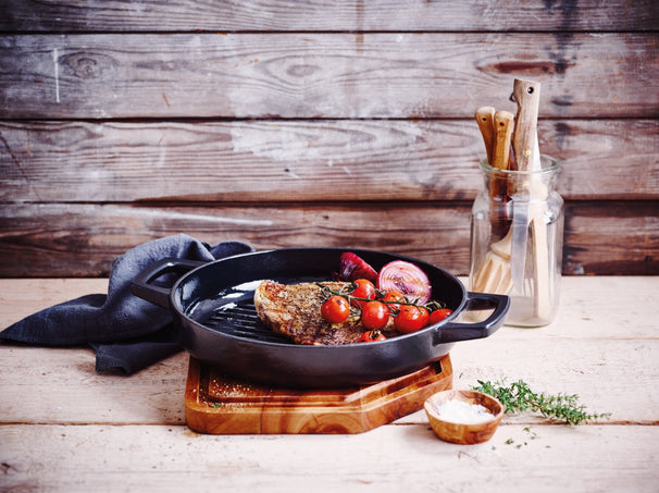 Alva Grillpan / Grillplaat Nori ø 28 cm + Gratis Leren Handvaten - geschikt voor alle warmtebronnen - geëmailleerde anti-aanbaklaag