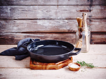 Alva Grillpan / Grillplaat Nori ø 28 cm + Gratis Leren Handvaten - geschikt voor alle warmtebronnen - geëmailleerde anti-aanbaklaag