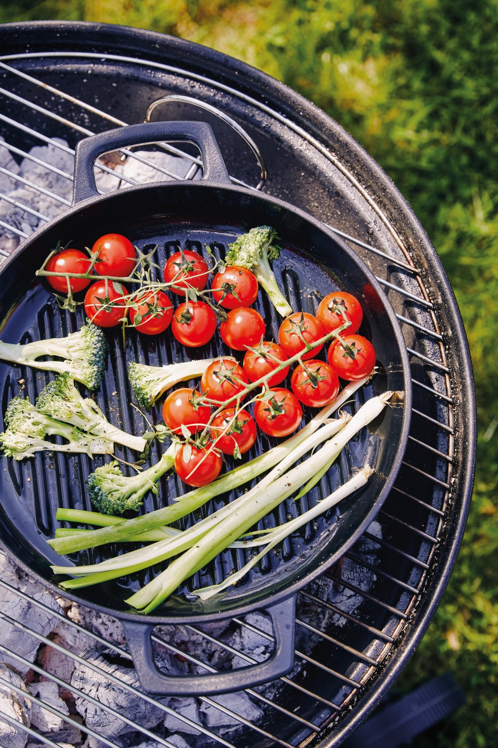 Alva Grillpan / Grillplaat Nori ø 28 cm + Gratis Leren Handvaten - geschikt voor alle warmtebronnen - geëmailleerde anti-aanbaklaag