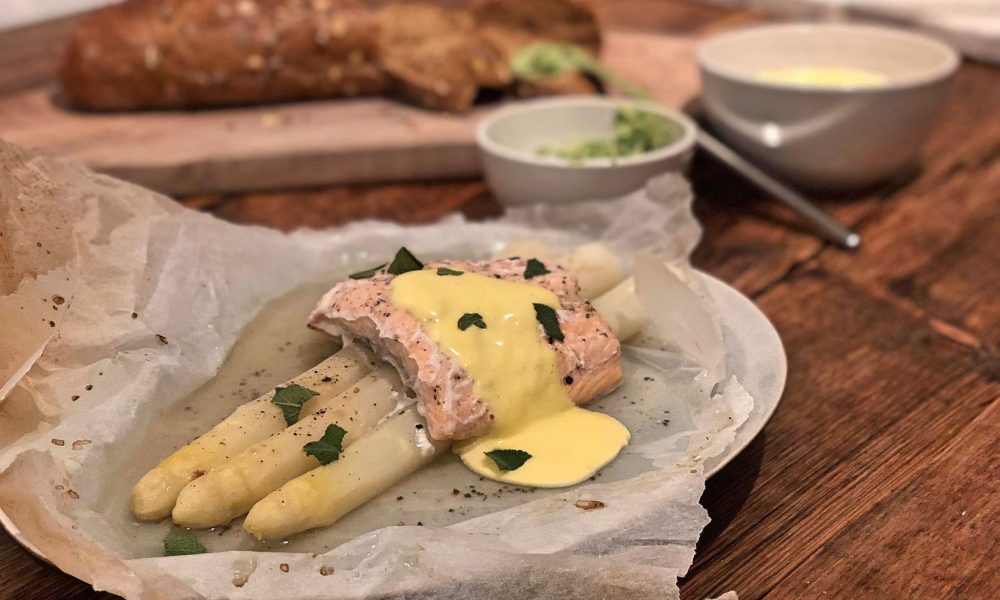 Elegante asperges en zalm uit de oven met een romige zelfgemaakte Hollandaisesaus