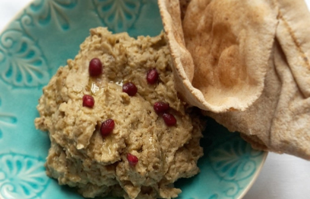 Romige geroosterde auberginedip met een frisse toets van granaatappel