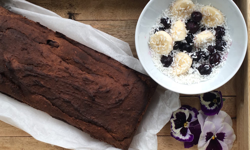 Glutenvrij bananenbrood met dadels en blauwe bessen