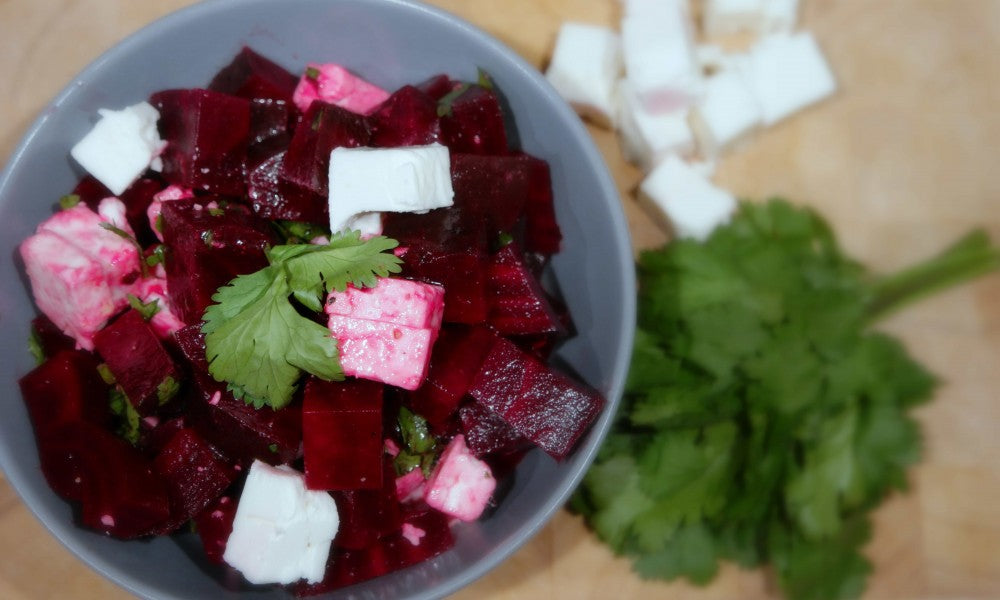 Frisse salade met biet, feta en koriander