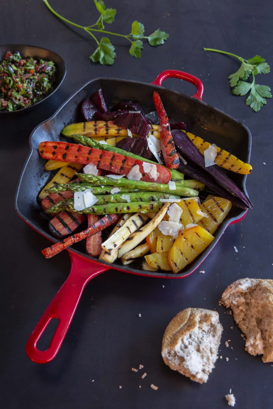 BK Pannenset Bourgogne Chili Red Gietijzer 3-delig - Braadpan ø 24, 28 cm & Grillpan 26x26 cm - geschikt voor alle warmtebronnen