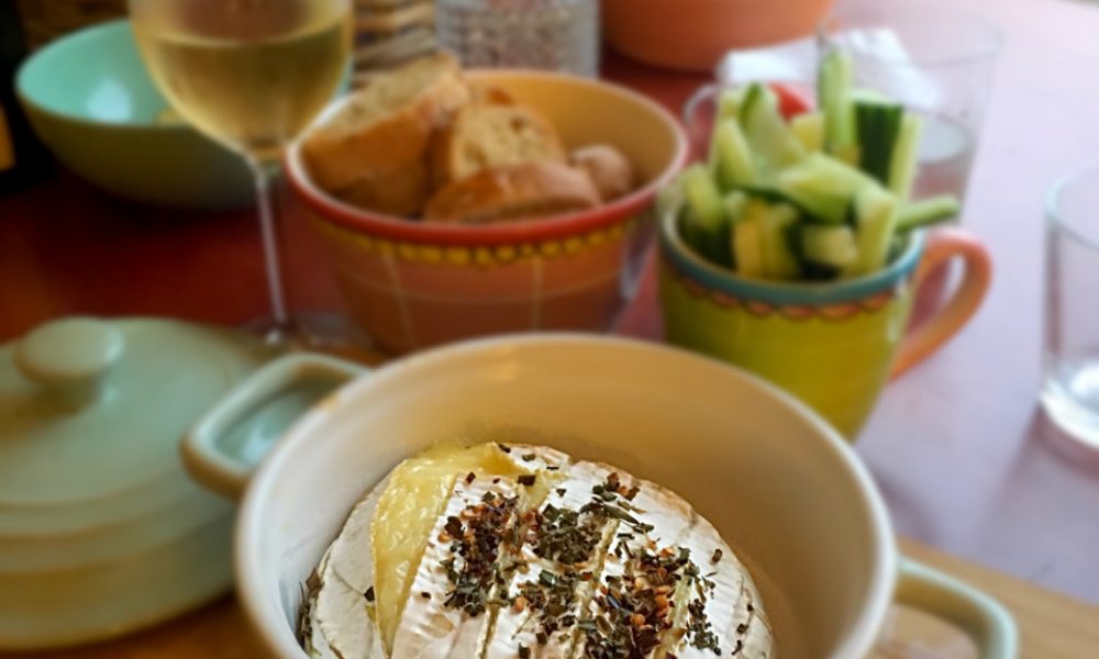 Smeltende camembert met verse groenten en knapperig brood