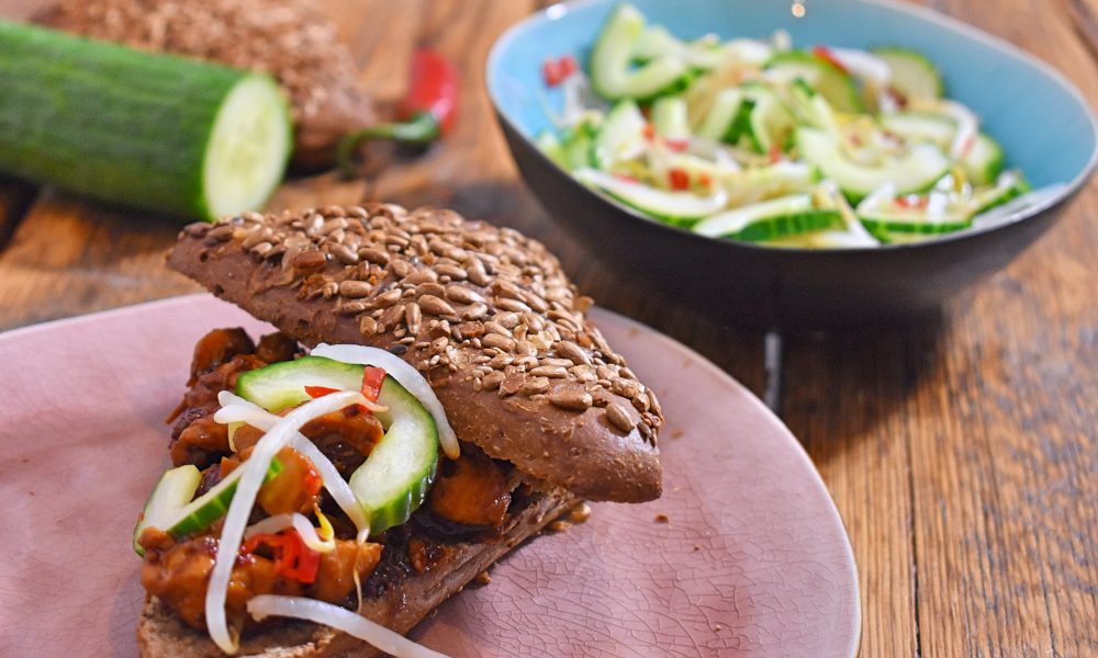Pulled kip met een pittige saus en frisse peper-en-zuurgroenten