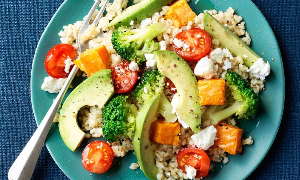 Een voedzame maaltijd met geroosterde zoete aardappel, bulgur en romige avocado