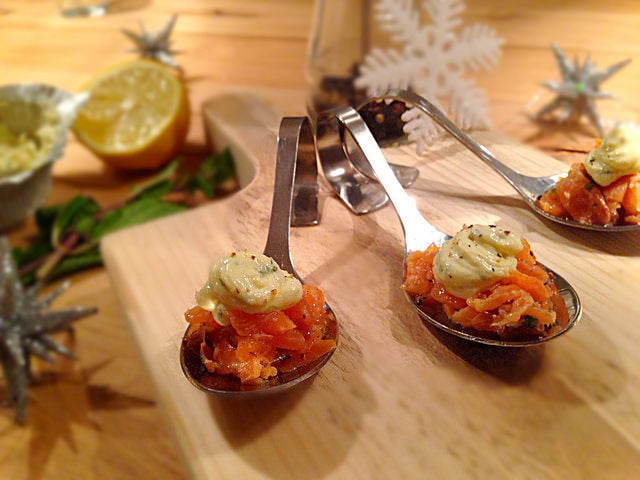 Een elegante feesthapje met gerookte zalm en romige kruidenkaas