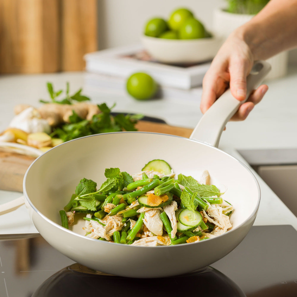GreenPan Wokpan met deksel Essence Pro Clay ø 28 cm / 3.69 Liter - sfeerbeeld 3