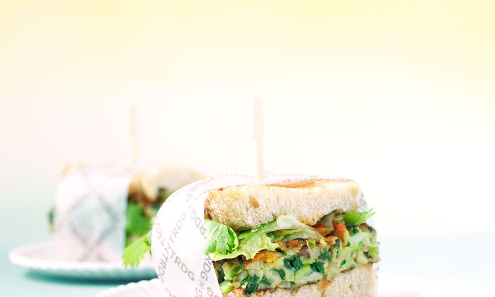 Een smaakvolle vegetarische burger met tuinbonen, spinazie en koriander