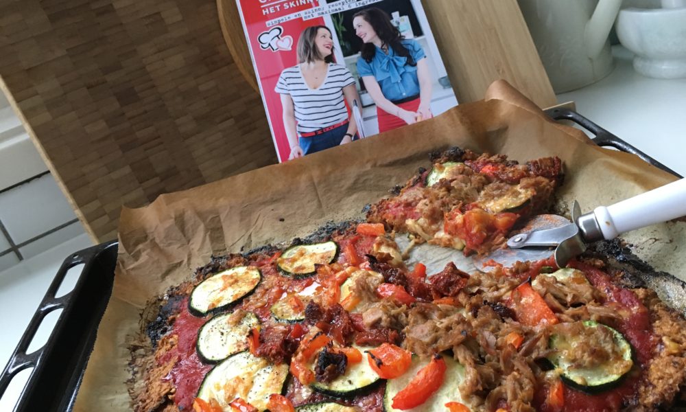 Een gezonde pizzabodem van havermout met tonijn en verse groenten