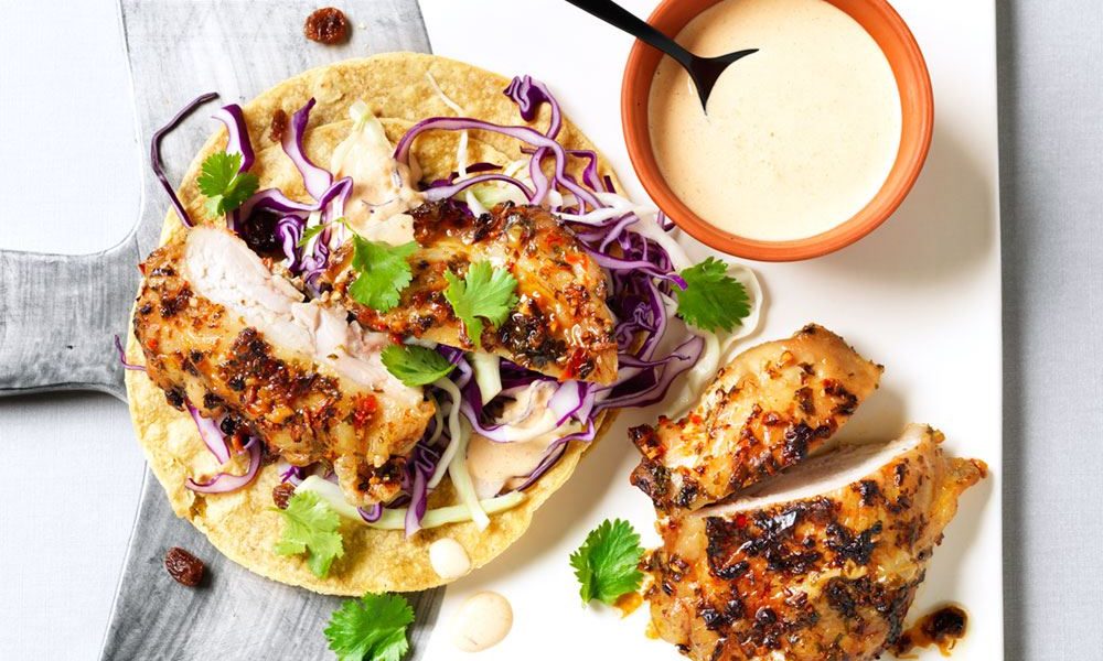 Pittige gemarineerde kip in knapperige tortilla's met zelfgemaakte coleslaw
