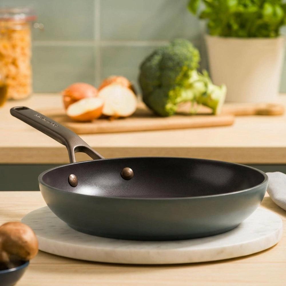 KitchenAid Koekenpan Advanced Juniper Black ø 28 cm - sfeerbeeld 1