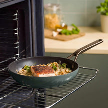 KitchenAid Koekenpan Advanced Juniper Black ø 28 cm - sfeerbeeld 4