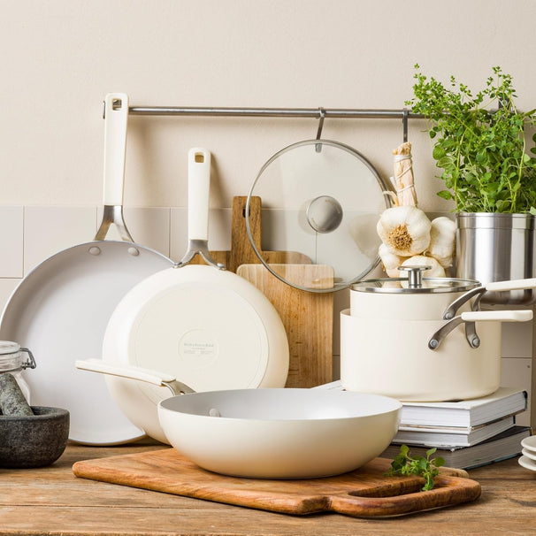 KitchenAid Hapjespan / Sauteerpan met deksel Aluminium Almond Cream ø 24 cm / 3.1 Liter - keramische anti-aanbaklaag