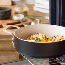 KitchenAid Hapjespan / Sauteerpan met deksel Aluminium Mat Zwart ø 24 cm / 3.1 Liter - sfeerbeeld 2
