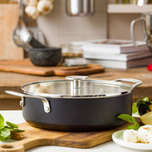 KitchenAid Hapjespan / Sauteerpan met deksel Aluminium Mat Zwart ø 28 cm / 4.3 Liter - sfeerbeeld 1