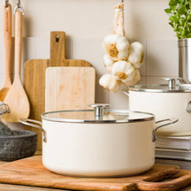 KitchenAid Pannenset Aluminium Almond Cream 4-delig - Koekenpan ø 24 & 28 cm, Kookpan ø 20 & 24 cm - sfeerbeeld 2