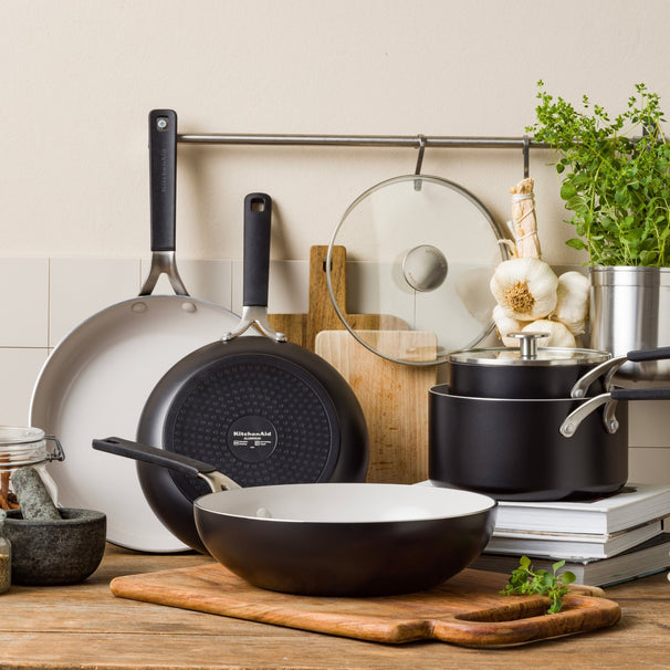 KitchenAid Pannenset Aluminium Mat Zwart 4-delig - Koekenpan ø 24 & 28 cm, Kookpan ø 20 & 24 cm - keramische anti-aanbaklaag