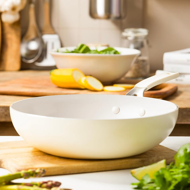 KitchenAid Wokpan Aluminium Almond Cream ø 28 cm / 3.7 Liter - keramische anti-aanbaklaag