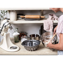 KitchenAid Tulbandvorm Aluminized Steel ø 24 cm - sfeerbeeld 1