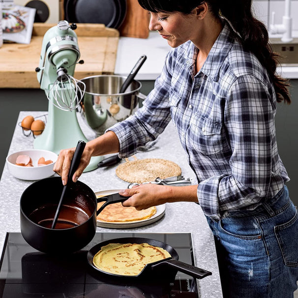 KitchenAid Steelpan Classic Forged Zwart ø 16 cm / 1.5 Liter - keramische anti-aanbaklaag