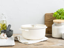 KitchenAid Braadpan Gietijzer Cream ø 22 cm / 3.3 Liter - sfeerbeeld 1
