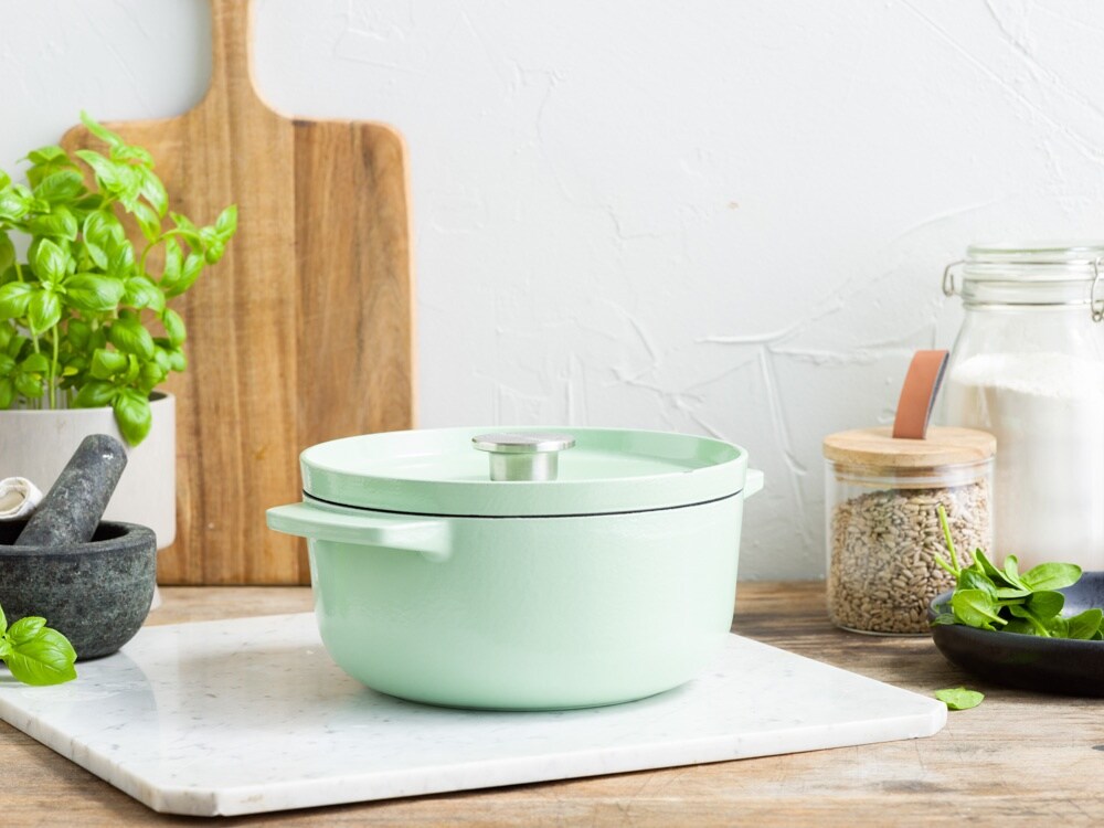 KitchenAid Braadpan Gietijzer Pistachio ø 22 cm / 3.3 Liter - sfeerbeeld 1