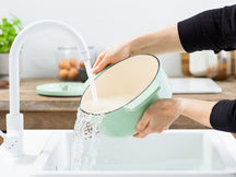 KitchenAid Braadpan Gietijzer Pistachio ø 22 cm / 3.3 Liter - sfeerbeeld 5