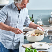 KitchenAid Braadpan Gietijzer Cream ø 26 cm / 5.2 Liter - sfeerbeeld 2