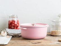 KitchenAid Braadpan Gietijzer Dried Rose ø 26 cm / 5.2 Liter - sfeerbeeld 1