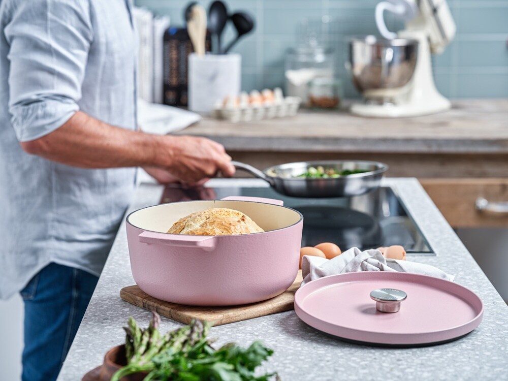 KitchenAid Braadpan Gietijzer Dried Rose ø 26 cm / 5.2 Liter - sfeerbeeld 4