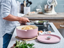 KitchenAid Braadpan Gietijzer Dried Rose ø 26 cm / 5.2 Liter - sfeerbeeld 4