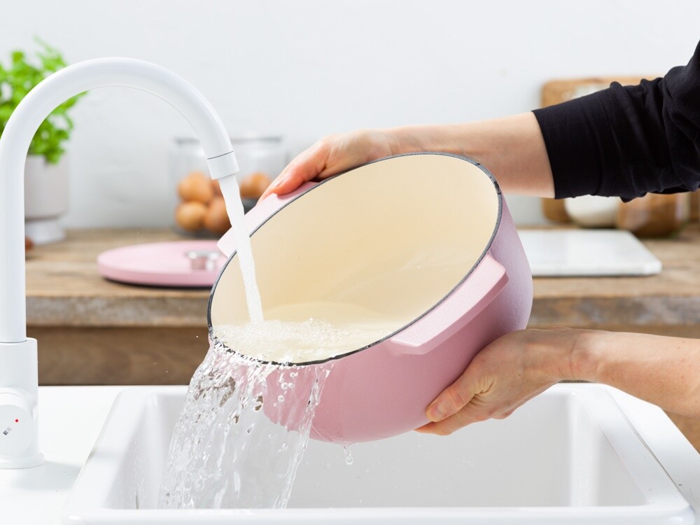 KitchenAid Braadpan Gietijzer Dried Rose ø 26 cm / 5.2 Liter - sfeerbeeld 5