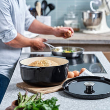 KitchenAid Braadpan Gietijzer Onyx Black ø 26 cm / 5.2 Liter - sfeerbeeld 1