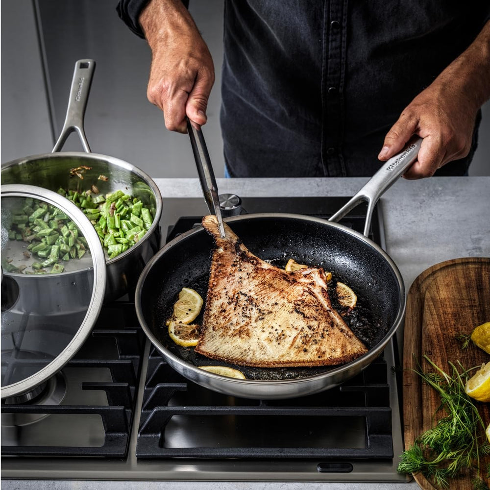 KitchenAid Hapjespan / Sauteerpan met deksel Tri-Ply RVS ø 24 cm / 3.1 Liter - sfeerbeeld 2