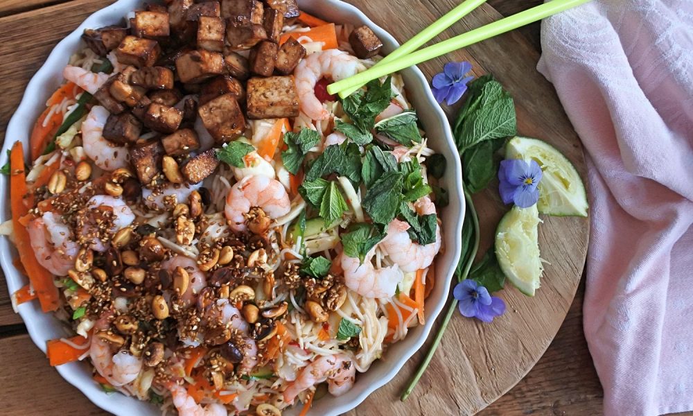 Een frisse Aziatische salade vol kleur, knapperige groenten en een pittige dressing
