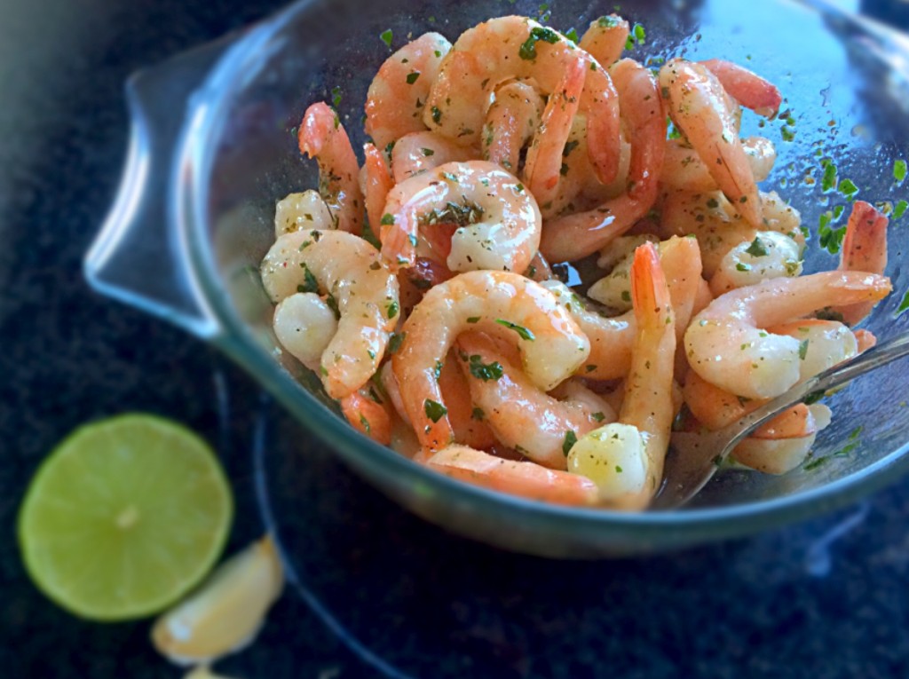 Smaakvolle marinade met limoen, knoflook en kruiden voor op de BBQ