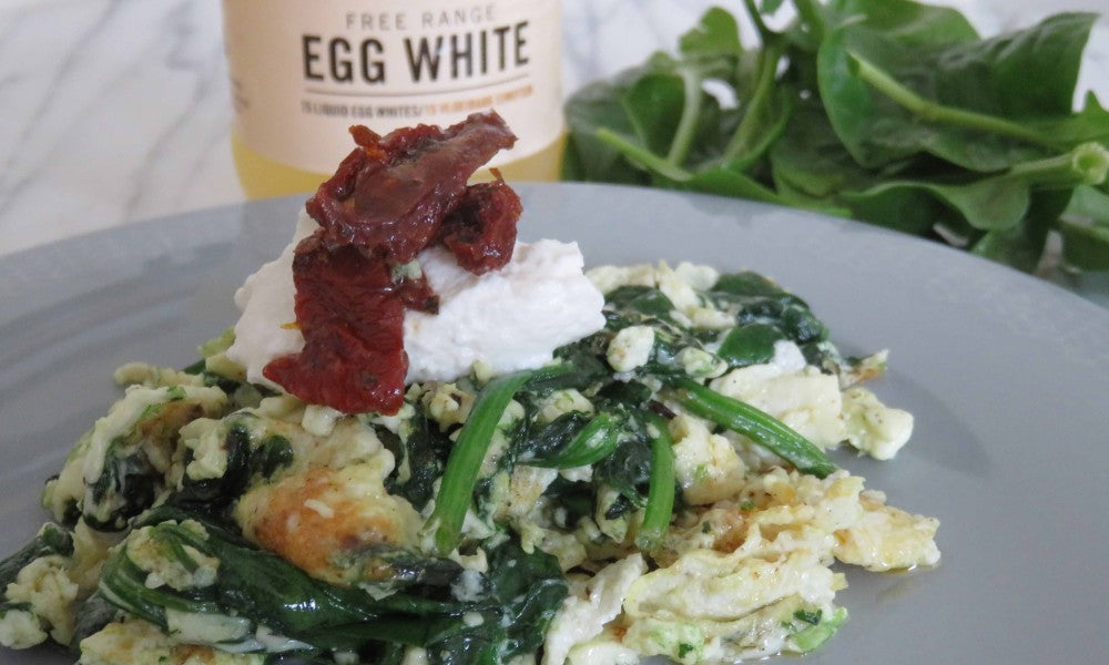 Smeuïg roerei met spinazie, ricotta en zontomaatjes