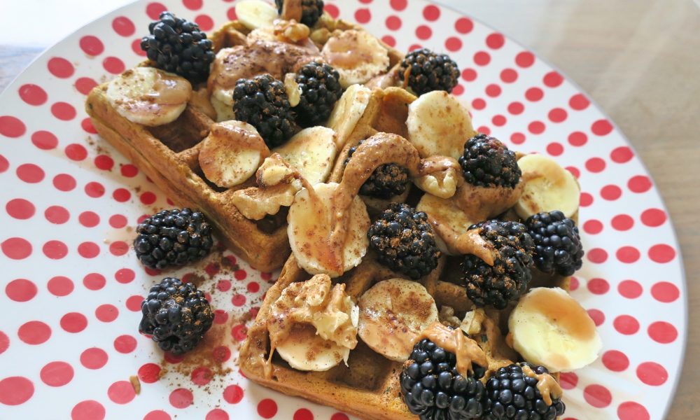 Gezonde wafels met groenten en vers fruit als topping