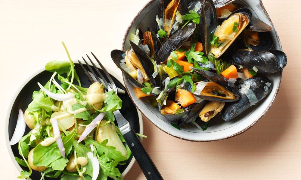 Verse mosselen met groenten en een frisse krieltjessalade met rucola