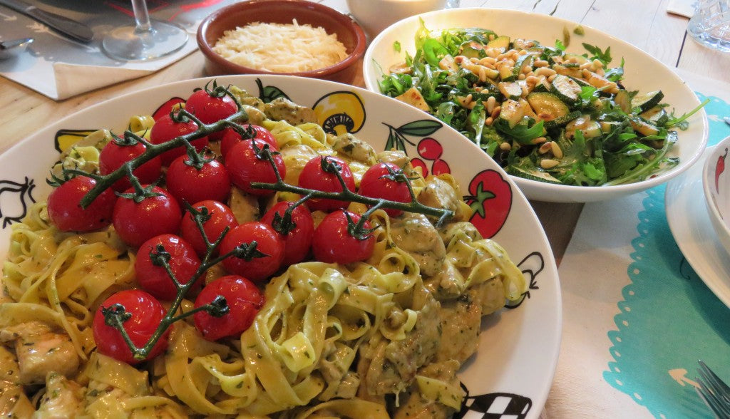 Romige pasta met gemarineerde kip en zelfgemaakte pesto