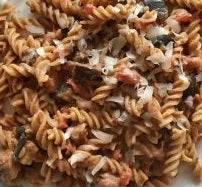 Surimi wordt ook wel imitatie krab genoemd en bestaat voornamelijk uit witvis. Door surimi door een pasta te doen in combinatie met onder andere een pepertje, citroen en peterselie, is het gerecht goed op smaak! Al met al is het een snel, makkelijk en mega lekker recept.