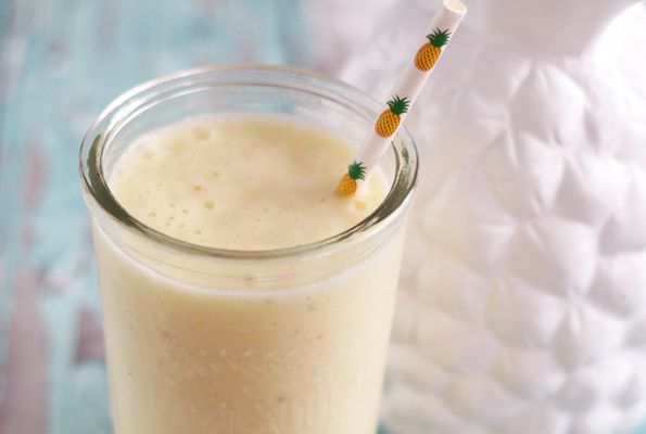 Een tropische smoothie met kokos en ananas