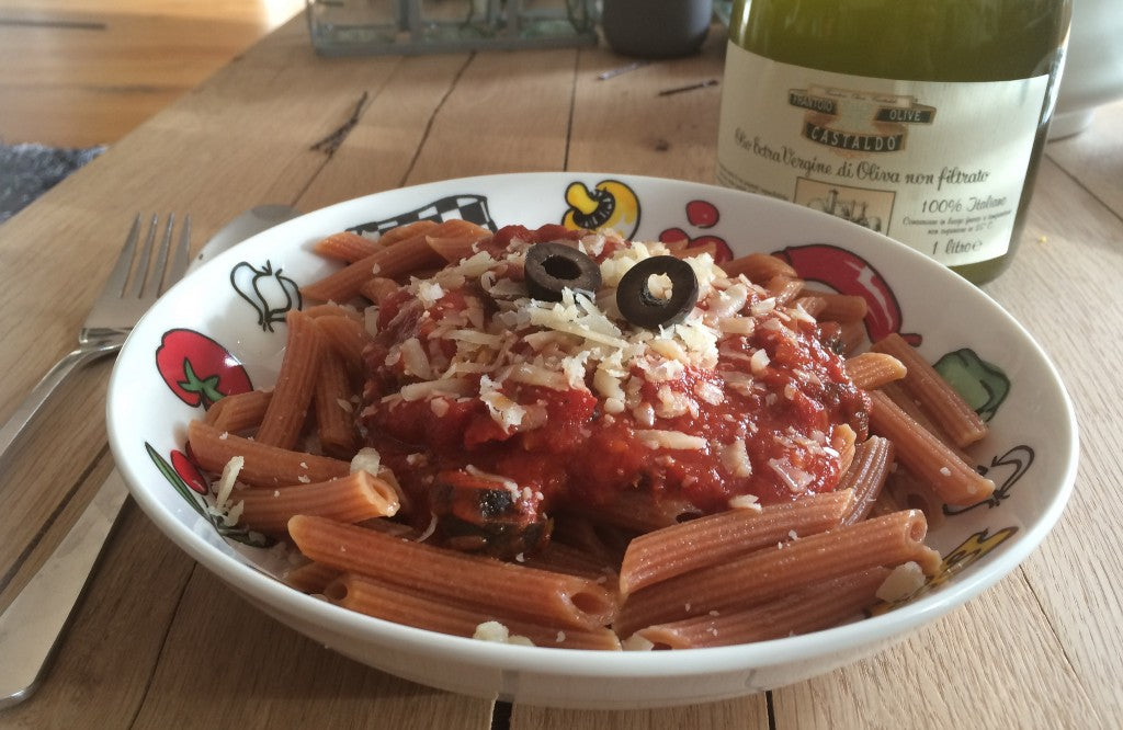 Een smaakvol Italiaans pastagerecht met pittige saus, ansjovis en zwarte olijven