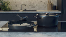 Alva Grillpan / Grillplaat Nori ø 28 cm + Gratis Leren Handvaten - geschikt voor alle warmtebronnen - geëmailleerde anti-aanbaklaag